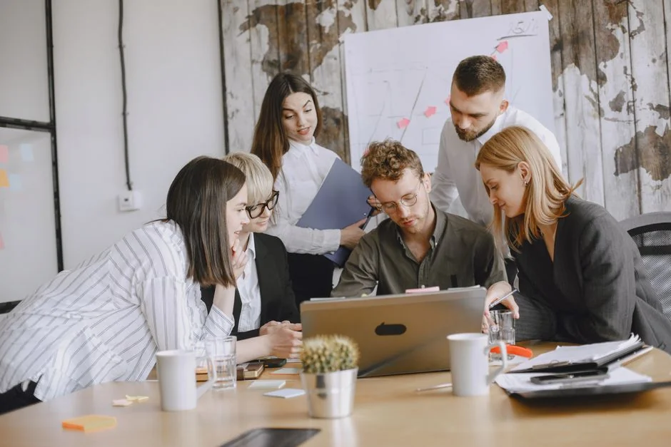 Un ordinateur portable Lenovo affichant la page de connexion Facebook à côté d’une plante de lavande, en intérieur.